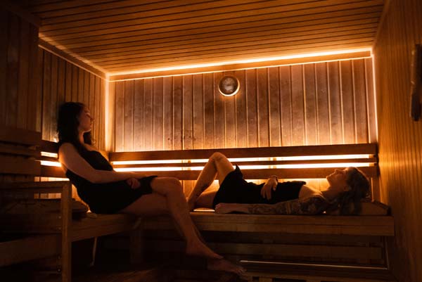 Zwei Frauen in der Sauna von urban apes Hamburg West