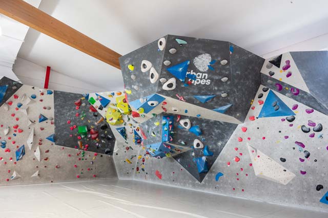 Boulderwand mit Überhang im urban apes Lüneburg