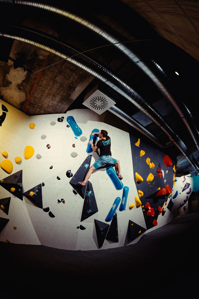 Boulderer an einer Boulderwand im urban apes Fhain Berlin.